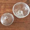 Sucrier bonbonnière sur pied en verre moulé incolore décor fruits et feuillages par Hello Broc brocante en ligne