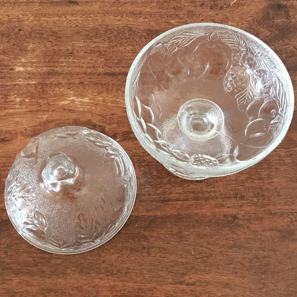 Sucrier bonbonnière sur pied en verre moulé incolore décor fruits et feuillages par Hello Broc brocante en ligne