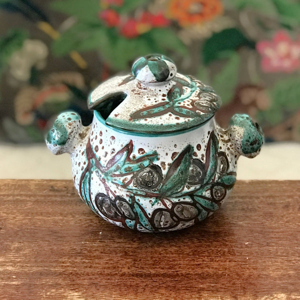 Pot à olives vintage en céramique de Vallauris fond gris clair décor vert et marron par Hello Broc brocante en ligne