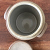 Pot à graisse ou à condiment droit en grès avec son couvercle d'origine hauteur 15 cm par Hello Broc brocante en ligne
