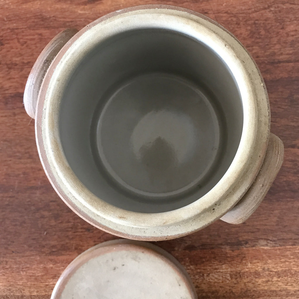 Pot à graisse ou à condiment droit en grès avec son couvercle d'origine hauteur 15 cm par Hello Broc brocante en ligne