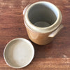 Pot à graisse ou à condiment droit en grès avec son couvercle d'origine hauteur 15 cm par Hello Broc brocante en ligne
