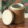 Pot à graisse ou à condiment droit en grès avec son couvercle d'origine hauteur 15 cm par Hello Broc brocante en ligne