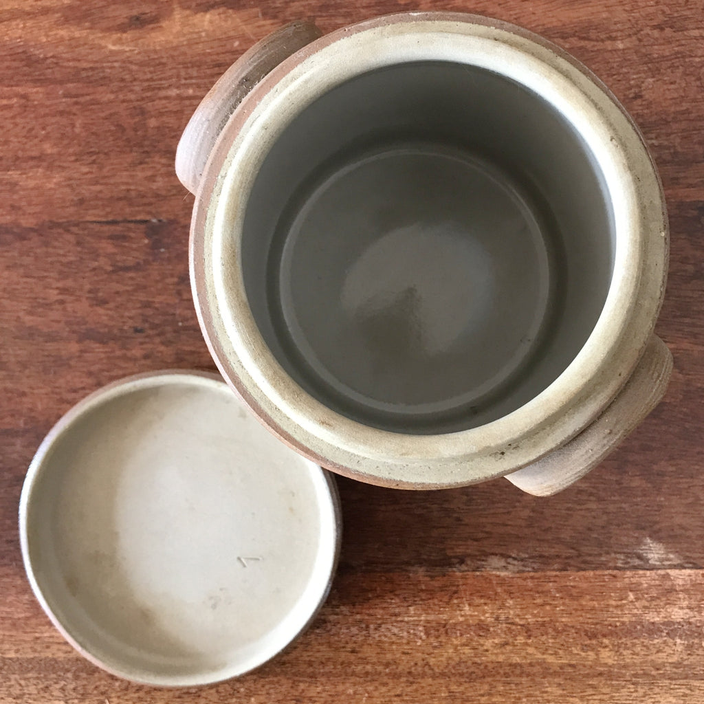 Pot à graisse ou à condiment droit en grès avec son couvercle d'origine hauteur 15 cm par Hello Broc brocante en ligne