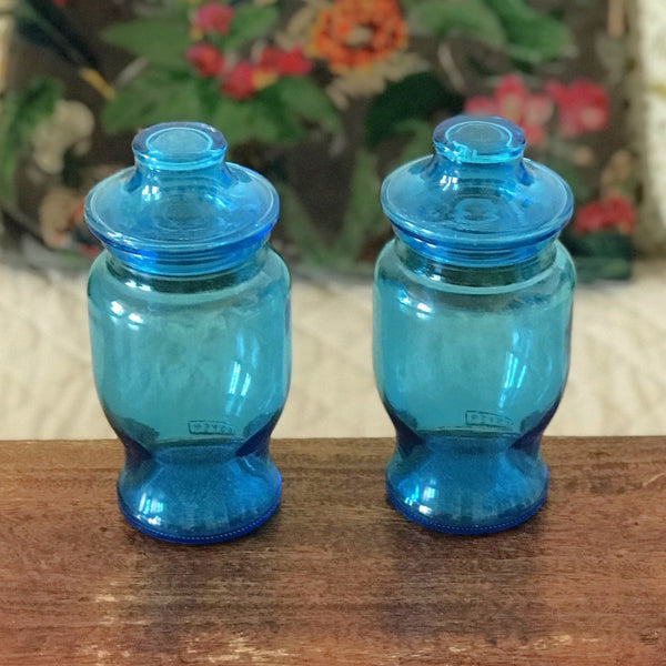 Lot de 2 bocaux publicitaires vintage en verre moulé bleu Lever par Hello Broc brocante en ligne