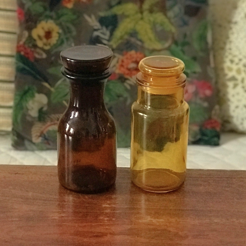 Lot de 2 bocaux style pot apothicaire en verre moulé ambré : 1 marron et 1 jaune par Hello Broc brocante en ligne