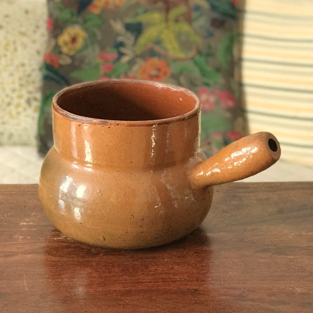 Marmite ancienne haute à manche en terre cuite émaillée - Hello Broc brocante en ligne