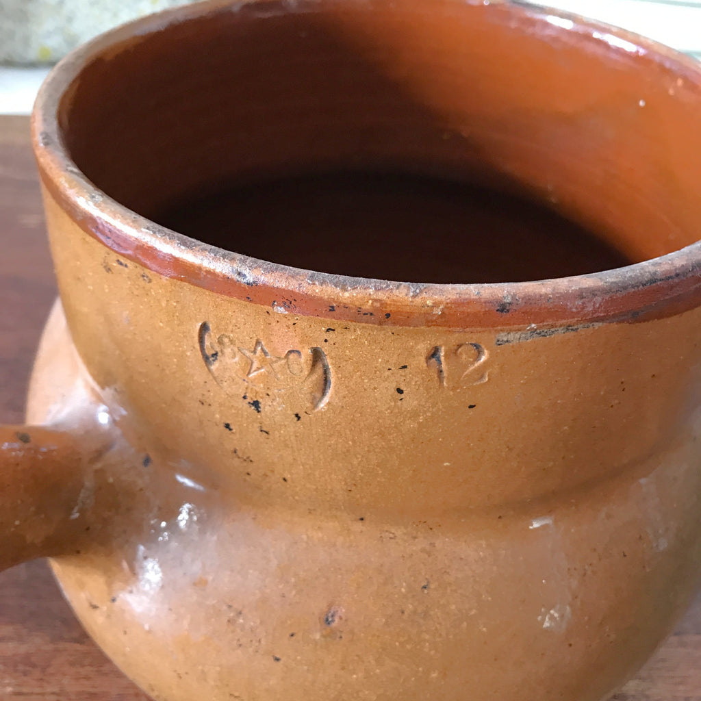 Marmite ancienne haute à manche en terre cuite émaillée - Hello Broc brocante en ligne