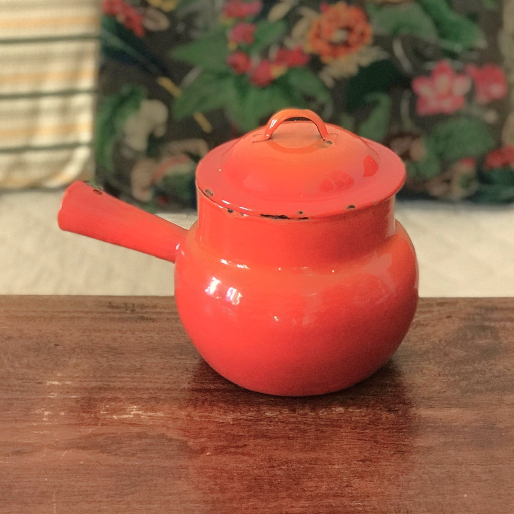 Caquelon haut ou marmite avec couvercle en tôle émaillée orange par Hello Broc brocante en ligne