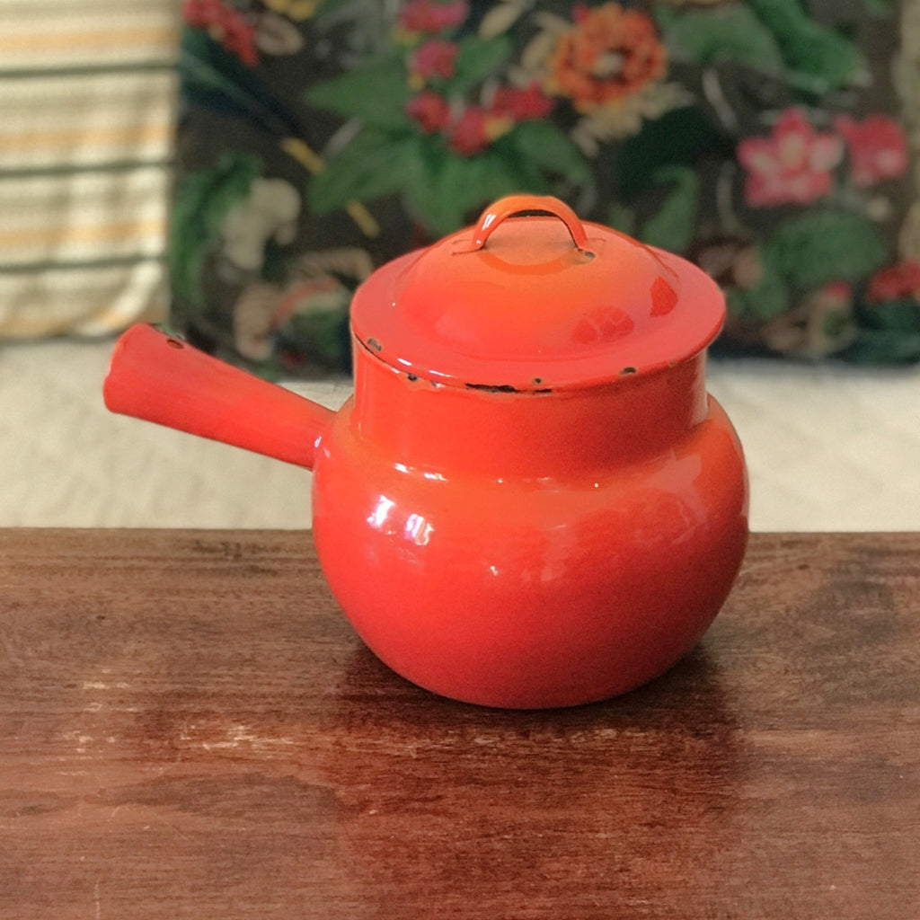 Caquelon haut ou marmite avec couvercle en tôle émaillée orange par Hello Broc brocante en ligne