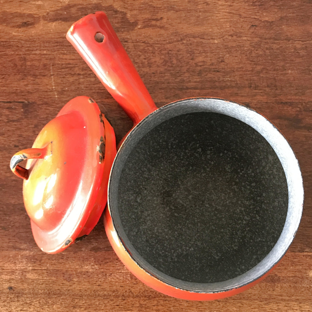 Caquelon haut ou marmite avec couvercle en tôle émaillée orange par Hello Broc brocante en ligne