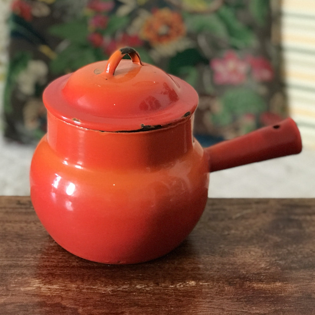 Caquelon haut ou marmite avec couvercle en tôle émaillée orange par Hello Broc brocante en ligne