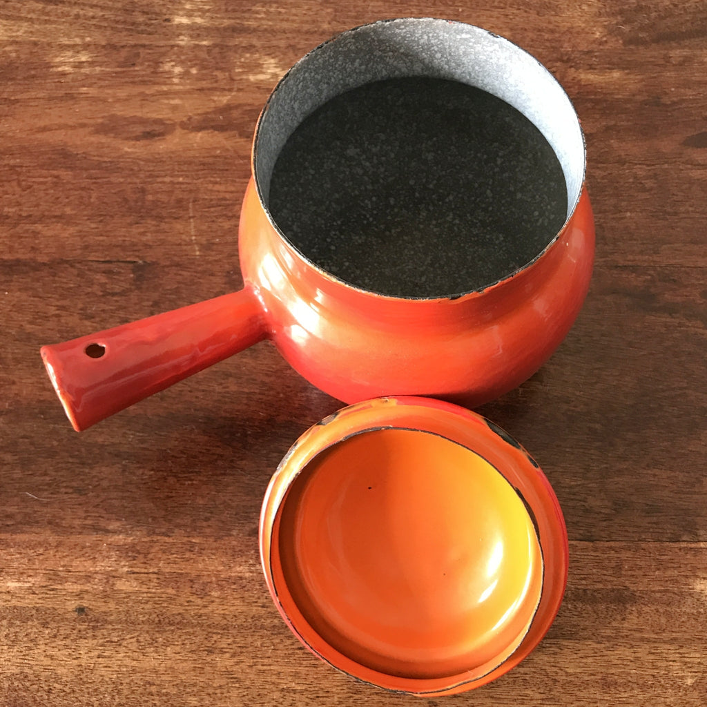 Caquelon haut ou marmite avec couvercle en tôle émaillée orange par Hello Broc brocante en ligne