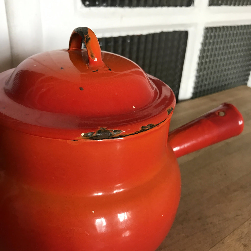 Caquelon haut ou marmite avec couvercle en tôle émaillée orange par Hello Broc brocante en ligne