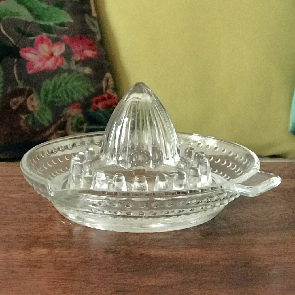 Presse-citron ou agrumes en verre moulé par Hello Broc brocante en ligne