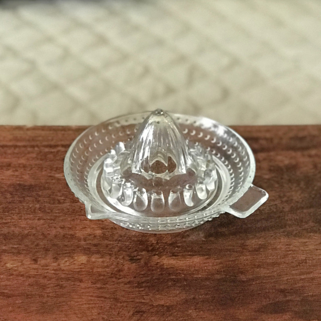 Presse-citron ou agrumes en verre moulé par Hello Broc brocante en ligne