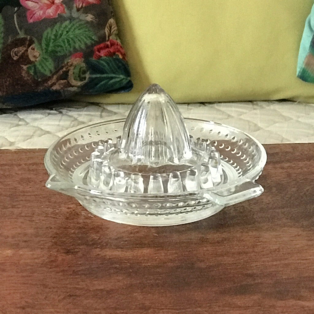 Presse-citron ou agrumes en verre moulé par Hello Broc brocante en ligne
