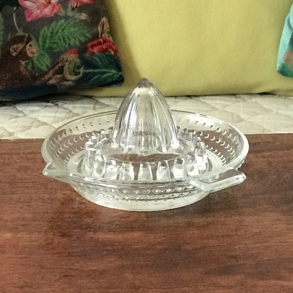 Presse-citron ou agrumes en verre moulé par Hello Broc brocante en ligne