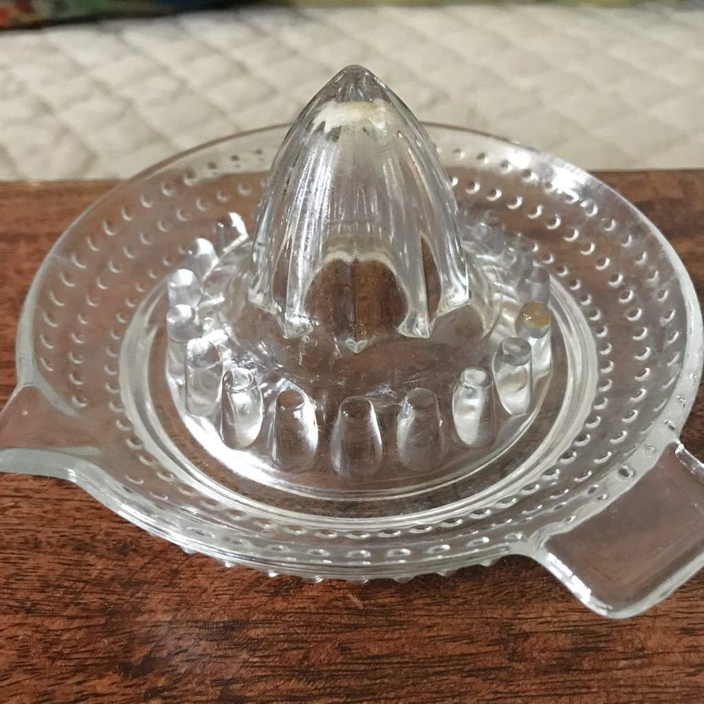 Presse-citron ou agrumes en verre moulé par Hello Broc brocante en ligne