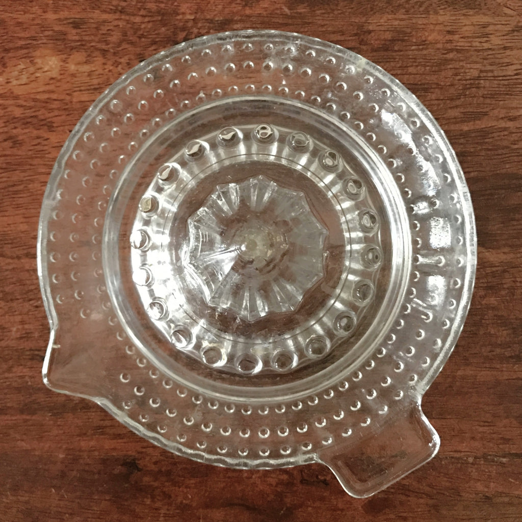 Presse-citron ou agrumes en verre moulé par Hello Broc brocante en ligne