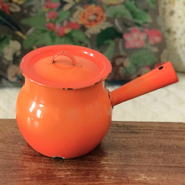Caquelon haut ou marmite en tôle émaillée orange avec son couvercle d'origine par Hello Broc brocante en ligne