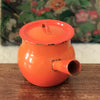 Caquelon haut ou marmite en tôle émaillée orange avec son couvercle d'origine par Hello Broc brocante en ligne