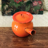 Caquelon haut ou marmite en tôle émaillée orange avec son couvercle d'origine par Hello Broc brocante en ligne