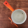 Caquelon haut ou marmite en tôle émaillée orange avec son couvercle d'origine par Hello Broc brocante en ligne