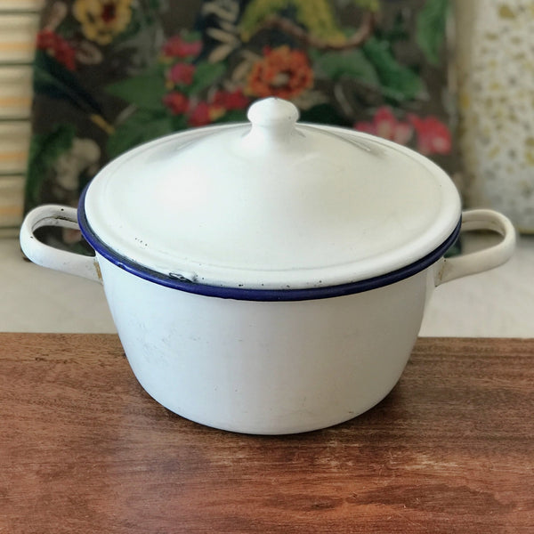 Marmite faitout ou cocotte vintage avec couvercle en métal émaillé blanc diamètre de 24 cm par Hello Broc brocante en ligne