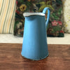 Pichet ancien broc en métal émaillé bleu par Hello Broc brocante en ligne