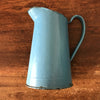 Pichet ancien broc en métal émaillé bleu par Hello Broc brocante en ligne