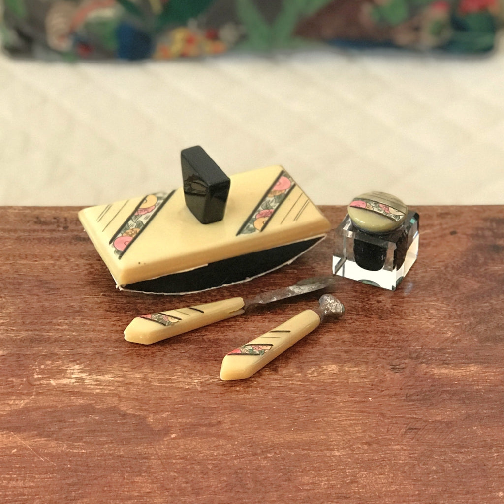 Ensemble d'écriture ou  nécessaire de bureau pour enfant Art Déco Circa 1920 en bakélite imitation corne par Hello Broc brocante en ligne