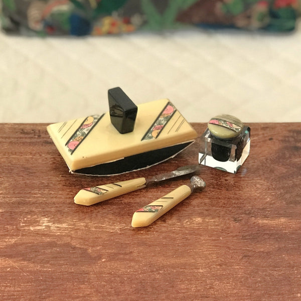 Ensemble d'écriture ou  nécessaire de bureau pour enfant Art Déco Circa 1920 en bakélite imitation corne par Hello Broc brocante en ligne