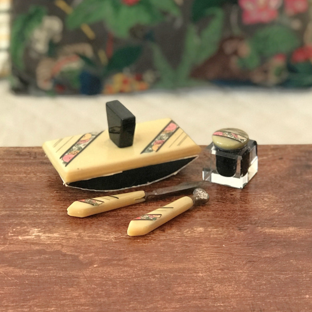 Ensemble d'écriture ou  nécessaire de bureau pour enfant Art Déco Circa 1920 en bakélite imitation corne par Hello Broc brocante en ligne
