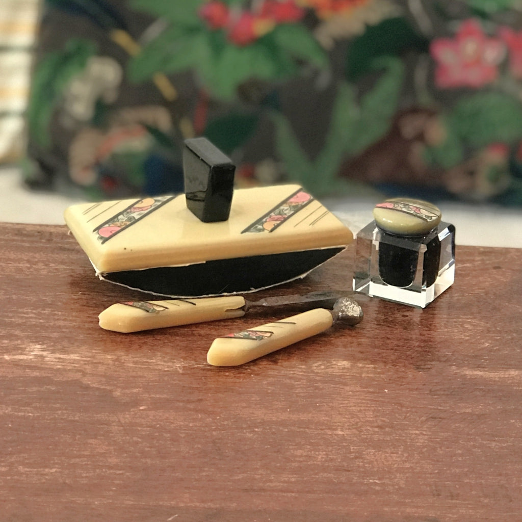 Ensemble d'écriture ou  nécessaire de bureau pour enfant Art Déco Circa 1920 en bakélite imitation corne par Hello Broc brocante en ligne