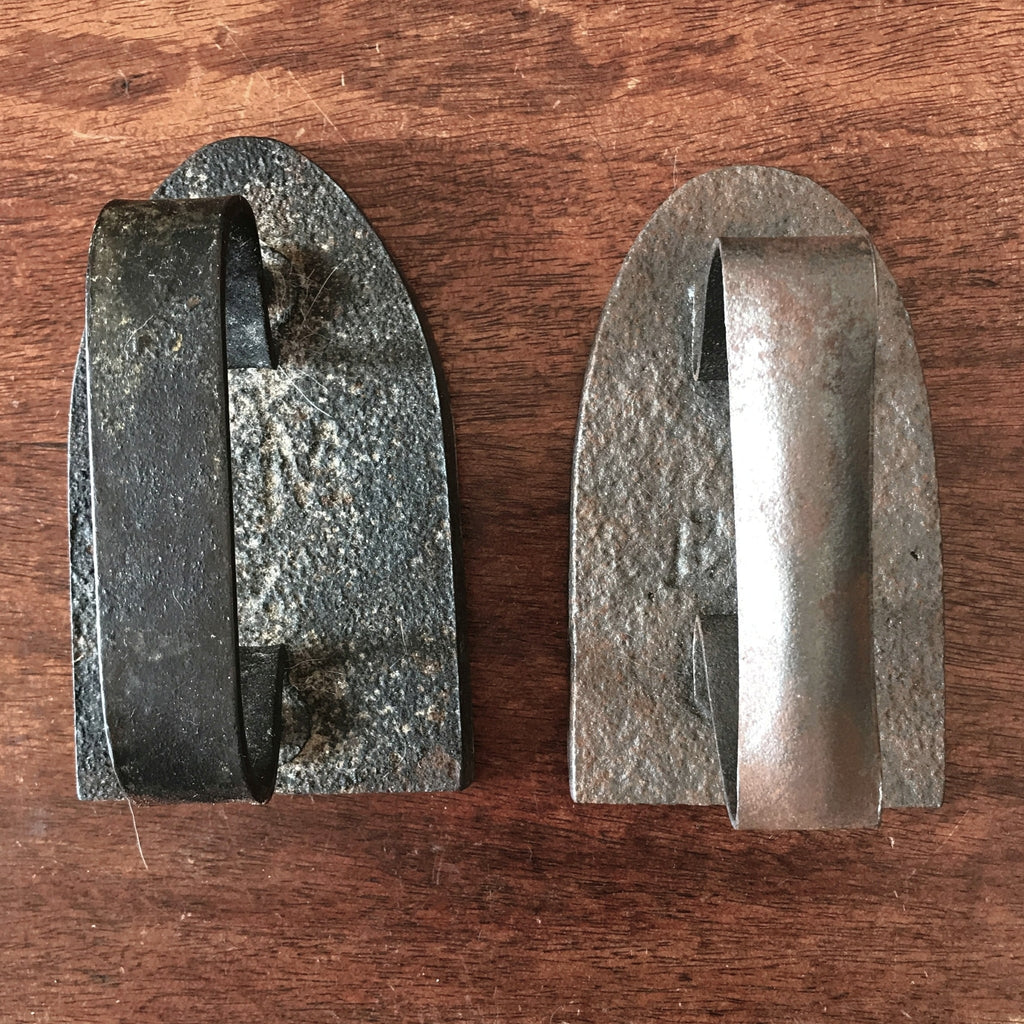 Paire de fers à repasser anciens en fonte par Hello Broc brocante en ligne