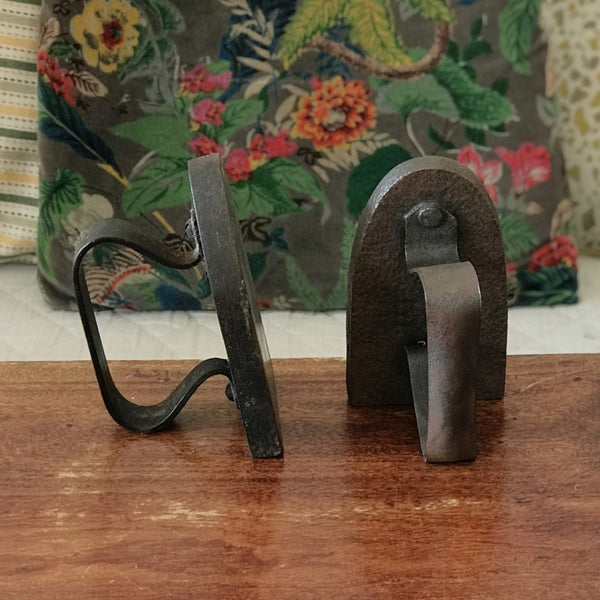 Paire de fers à repasser anciens en fonte par Hello Broc brocante en ligne