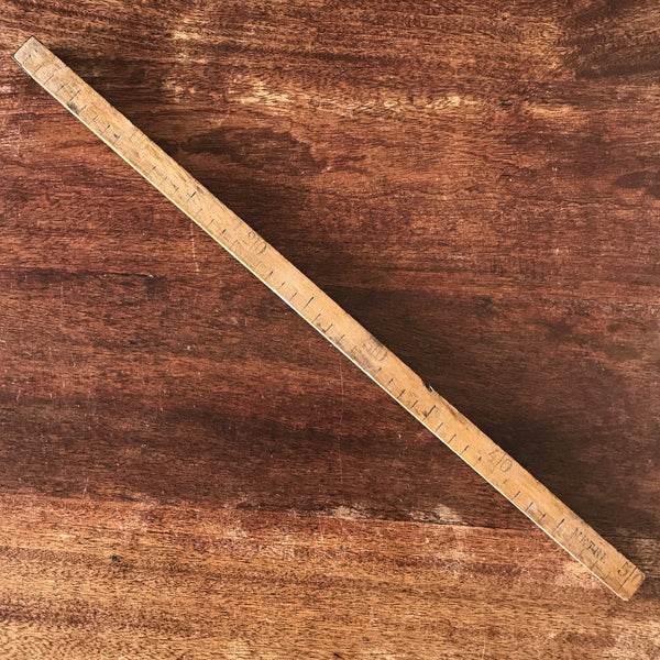 Mètre de tapissier en bois début XXème siècle gradué en creux par Hello Broc brocante en ligne