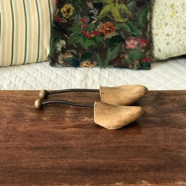 Paire d'embauchoirs anciens en bois et métal par Hello Broc brocante en ligne