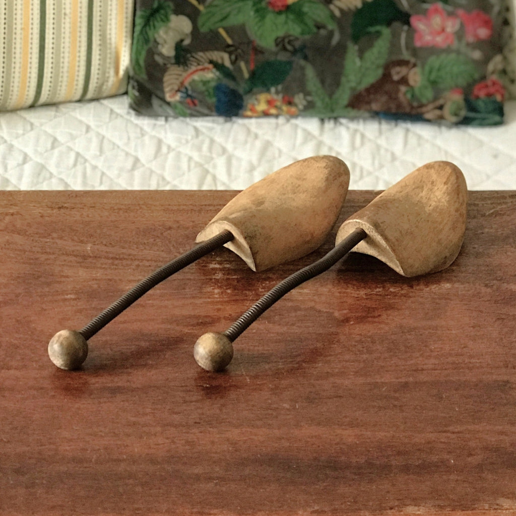 Paire d'embauchoirs anciens en bois et métal par Hello Broc brocante en ligne