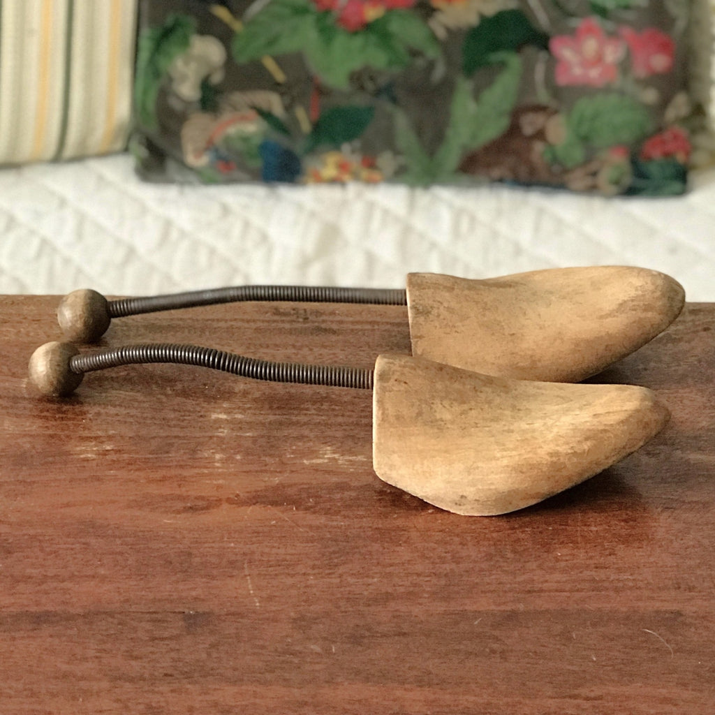 Paire d'embauchoirs anciens en bois et métal par Hello Broc brocante en ligne