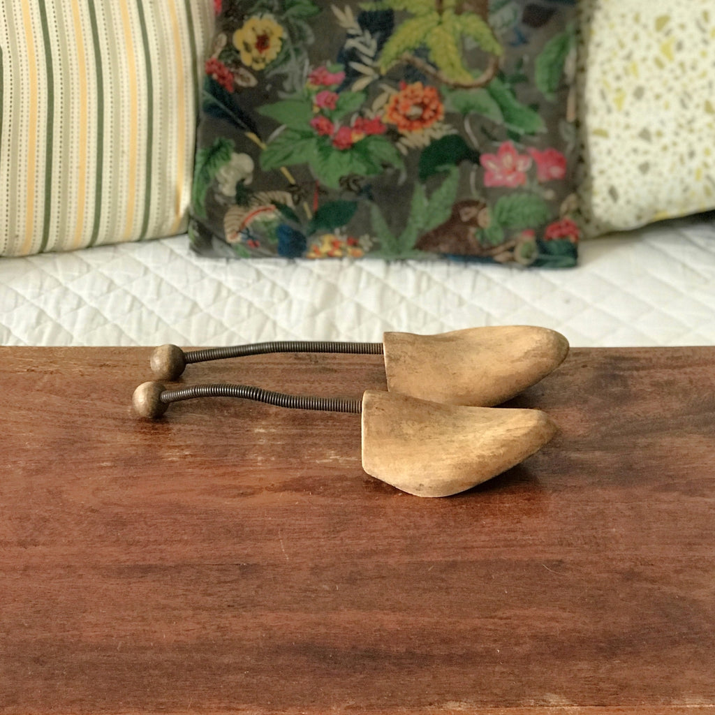 Paire d'embauchoirs anciens en bois et métal par Hello Broc brocante en ligne