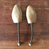 Paire d'embauchoirs anciens en bois et métal par Hello Broc brocante en ligne