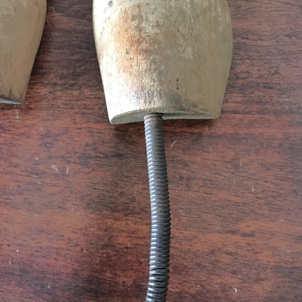 Paire d'embauchoirs anciens en bois et métal par Hello Broc brocante en ligne
