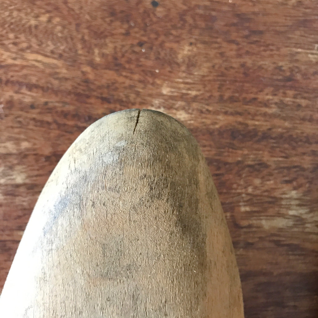Paire d'embauchoirs anciens en bois et métal par Hello Broc brocante en ligne