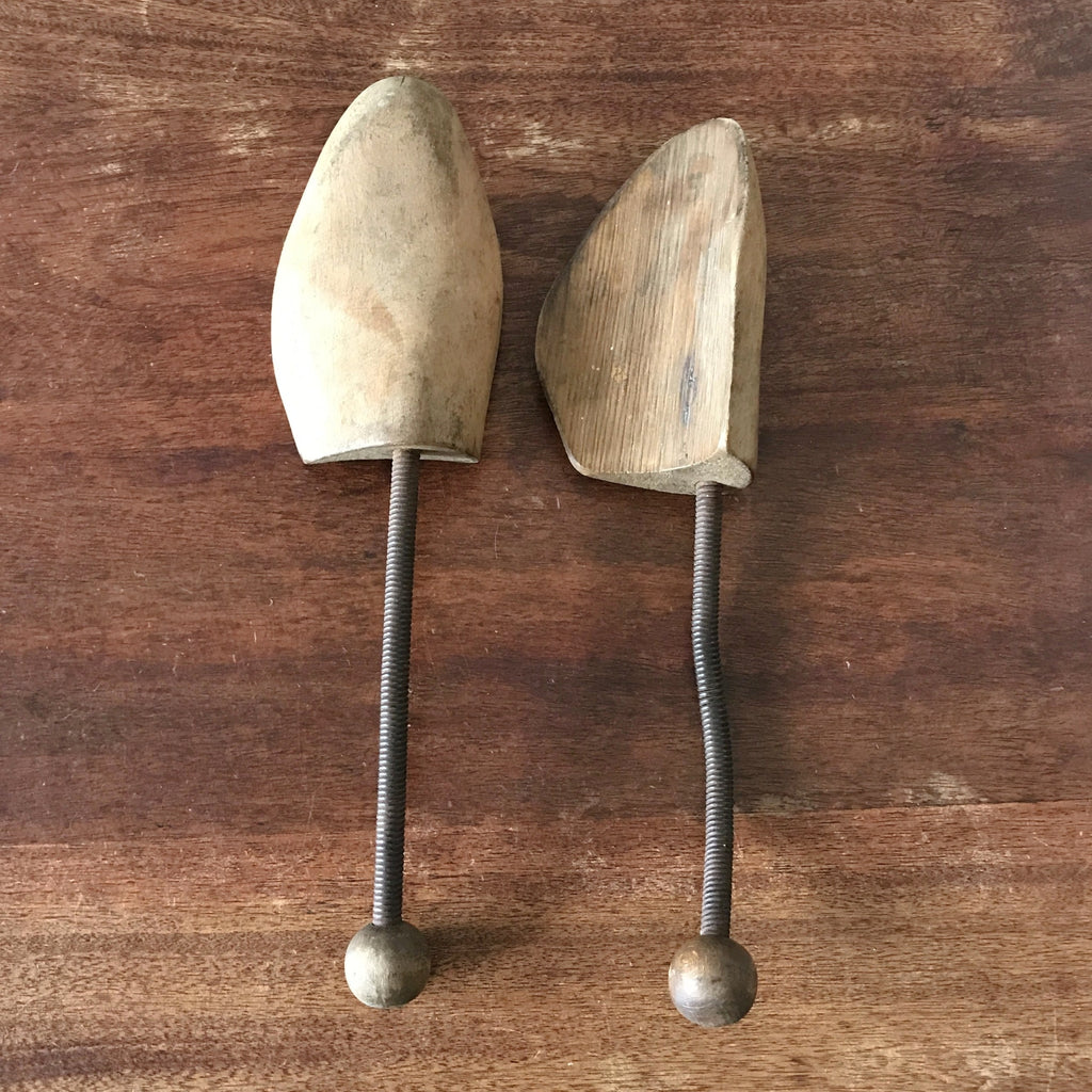 Paire d'embauchoirs anciens en bois et métal par Hello Broc brocante en ligne