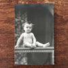 Carte postale ancienne CPA noir et blanc sépia thème bébé par Hello Broc brocante en ligne
