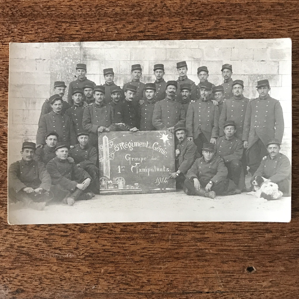 Carte postale ancienne noir et blanc sépia thème militaria soldats du 8ème régiment du Génie Groupe des 1ers Manipulants 1914 par Hello Broc brocante en ligne