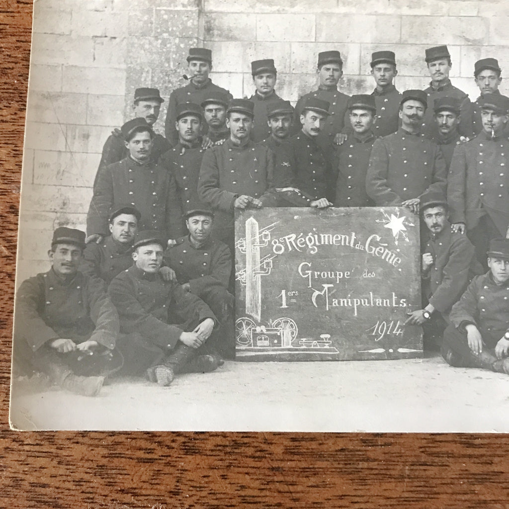 Carte postale ancienne noir et blanc sépia thème militaria soldats du 8ème régiment du Génie Groupe des 1ers Manipulants 1914 par Hello Broc brocante en ligne