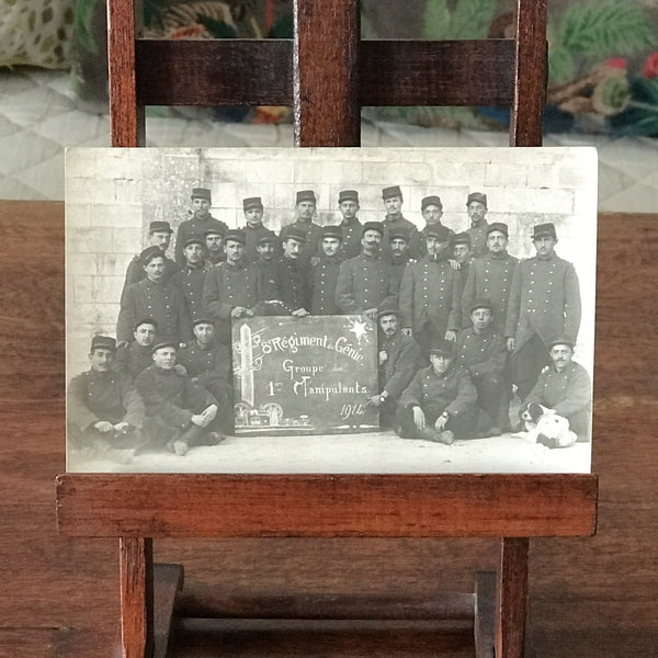 Carte postale ancienne noir et blanc sépia thème militaria soldats du 8ème régiment du Génie Groupe des 1ers Manipulants 1914 par Hello Broc brocante en ligne